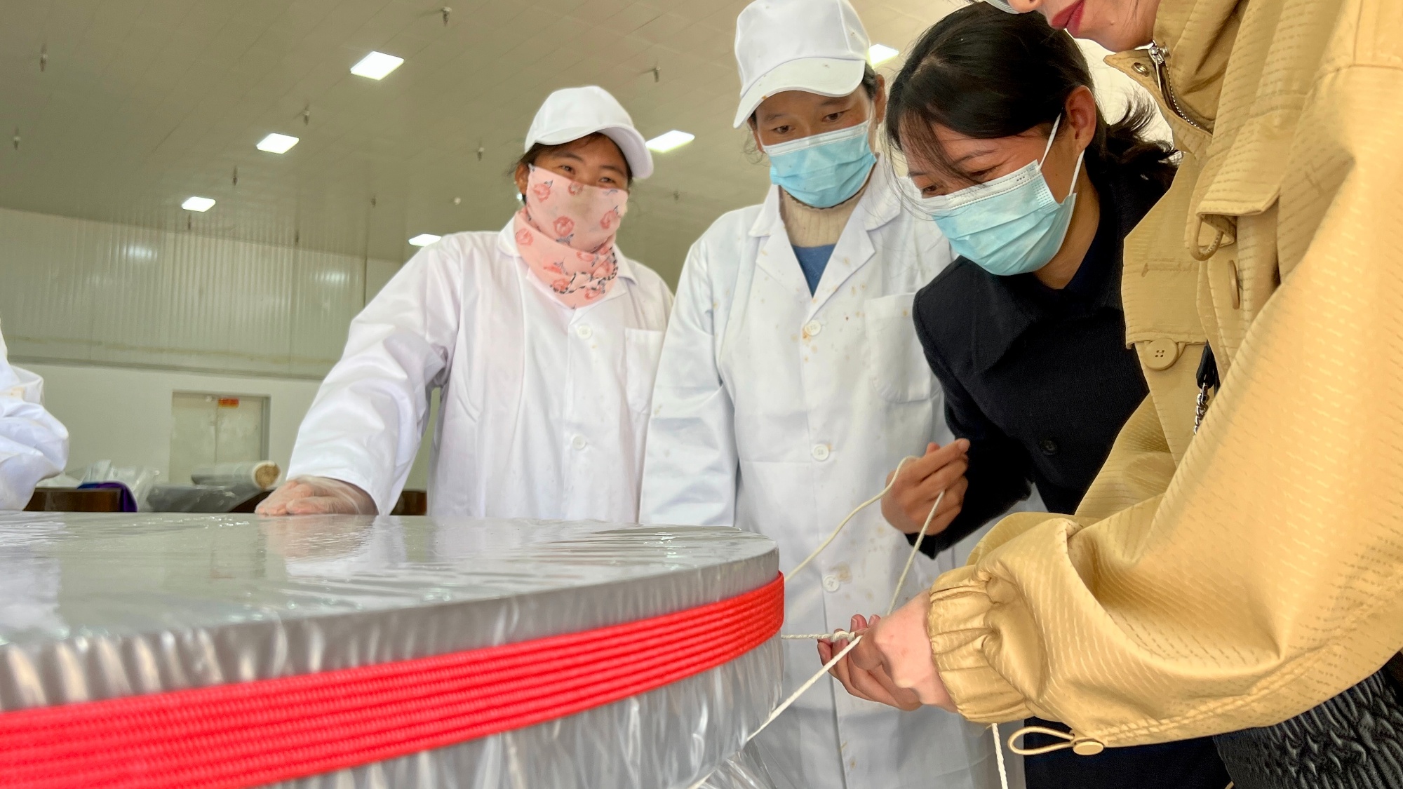 出醇香酒 盐源苹果产业链再升级冰球突破豪华版手机版苹果“酿”(图3)
